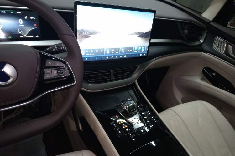 Used Denza D9 2024 DM-i 980 Four-Wheel Drive Prestige Model Audio And AC Panel