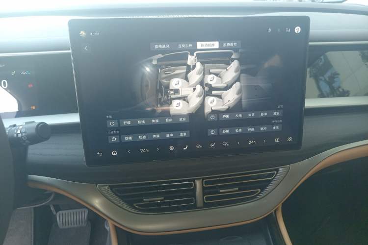 Used Denza D9 2024 DM-i 980 Four-Wheel Drive Flagship Model Audio And AC Panel