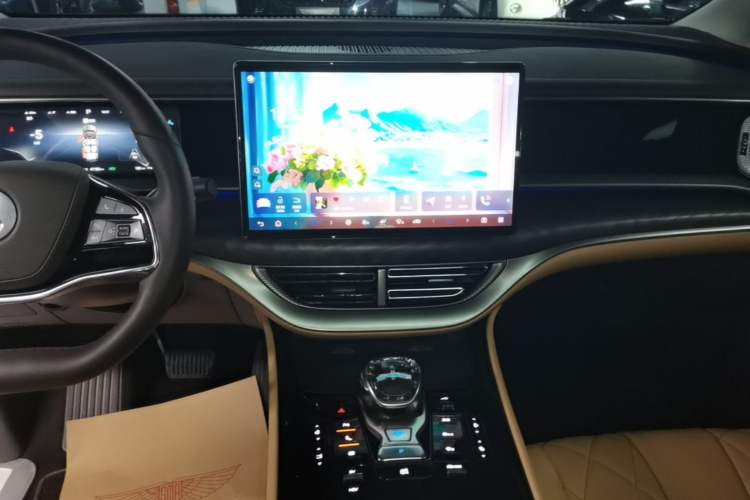 Used Denza D9 2024 DM-i 980 Four-Wheel Drive Prestige Model Audio And AC Panel
