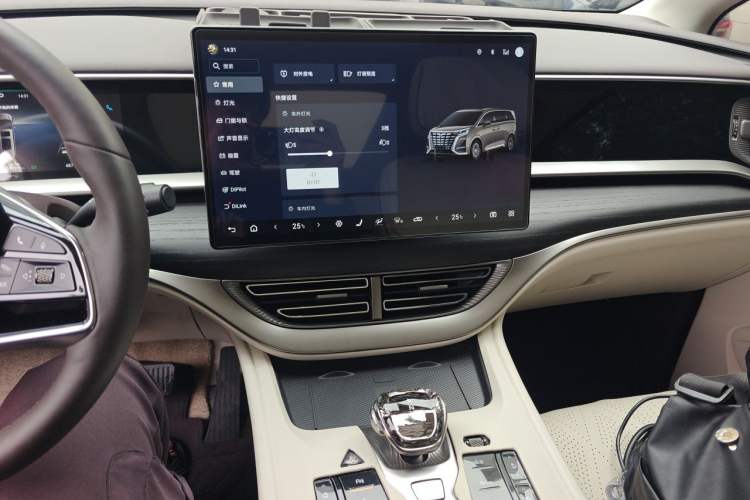 Used Denza D9 2024 DM-i 980 Four-Wheel Drive Prestige Model Audio And AC Panel