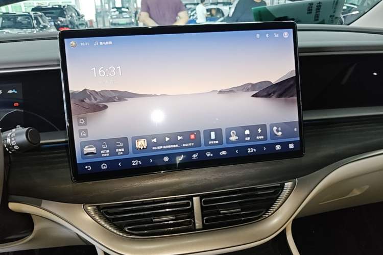 Used Denza D9 2024 DM-i 980 Four-Wheel Drive Prestige Model Audio And AC Panel