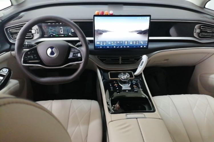 Used Denza D9 2024 DM-i 980 Four-Wheel Drive Prestige Model Center Console