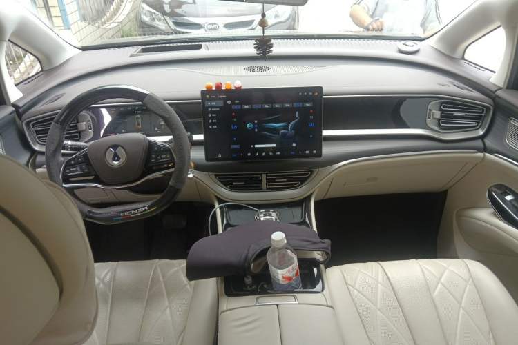 Used Denza D9 2024 DM-i 980 Four-Wheel Drive Prestige Model Center Console