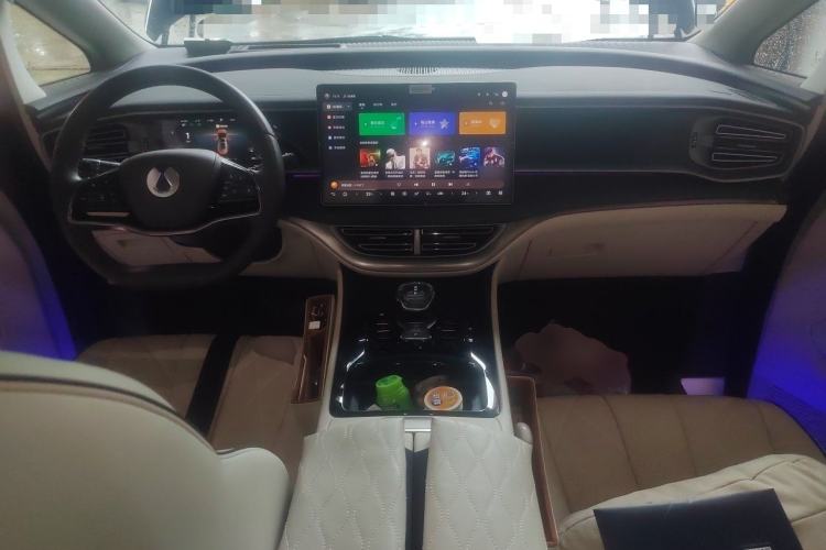 Used Denza D9 2024 DM-i 980 Four-Wheel Drive Prestige Model Center Console