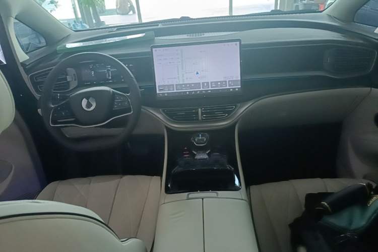 Used Denza D9 2024 DM-i 980 Four-Wheel Drive Prestige Model Center Console