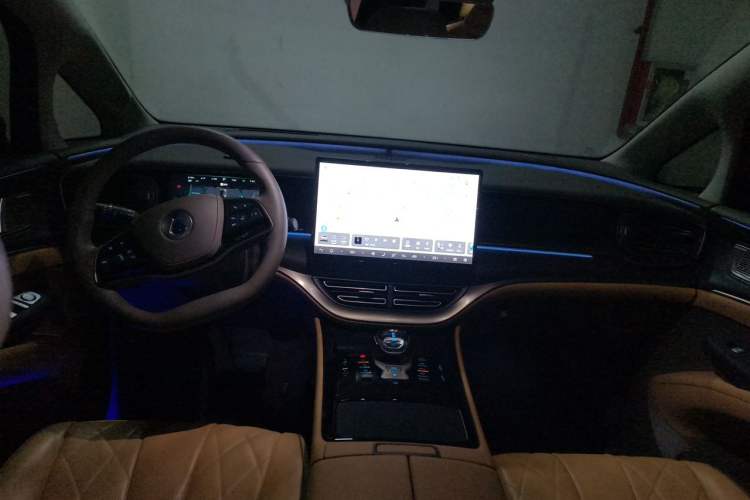 Used Denza D9 2024 EV 600 Four-Wheel-Drive Flagship Model Center Console