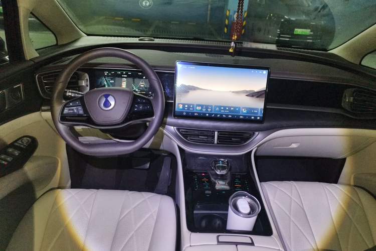 Used Denza D9 2024 DM-i 1050 Luxury Model Center Console