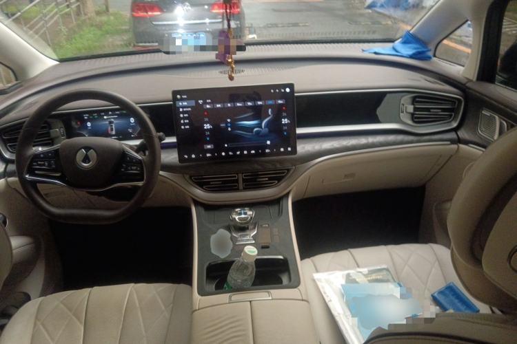 Used Denza D9 2024 DM-i 980 Four-Wheel Drive Prestige Model Center Console