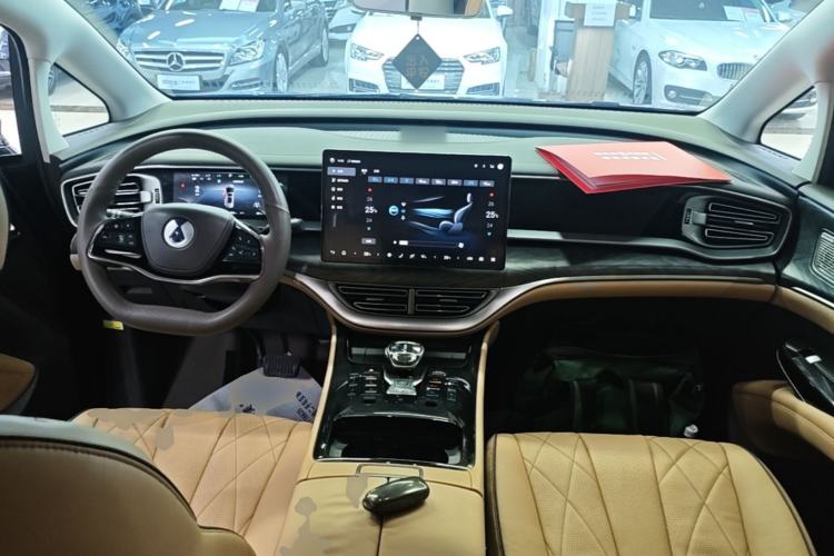 Used Denza D9 2024 DM-i 1050 Luxury Model Center Console