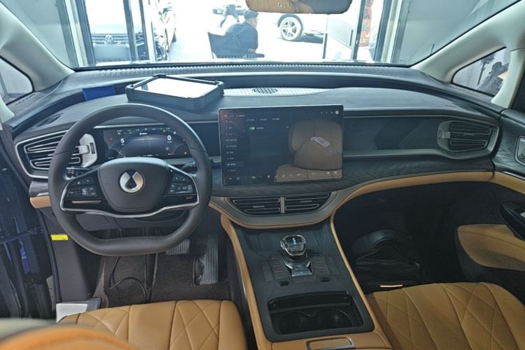 Used Denza D9 2024 DM-i 980 Four-Wheel Drive Prestige Model Center Console