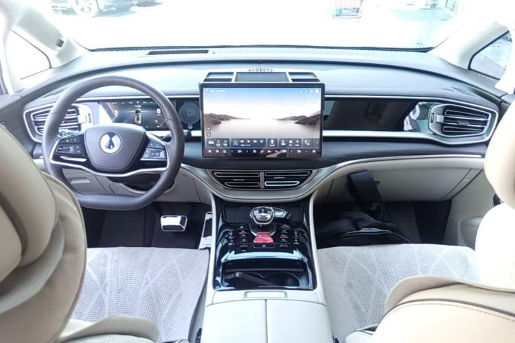 Used Denza D9 2024 DM-i 980 Four-Wheel Drive Flagship Model Center Console