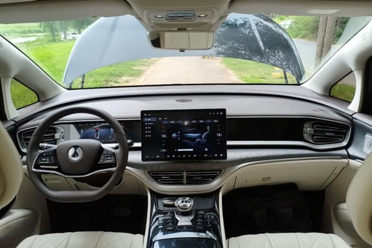 Used Denza D9 2024 DM-i 980 Four-Wheel Drive Prestige Model Center Console