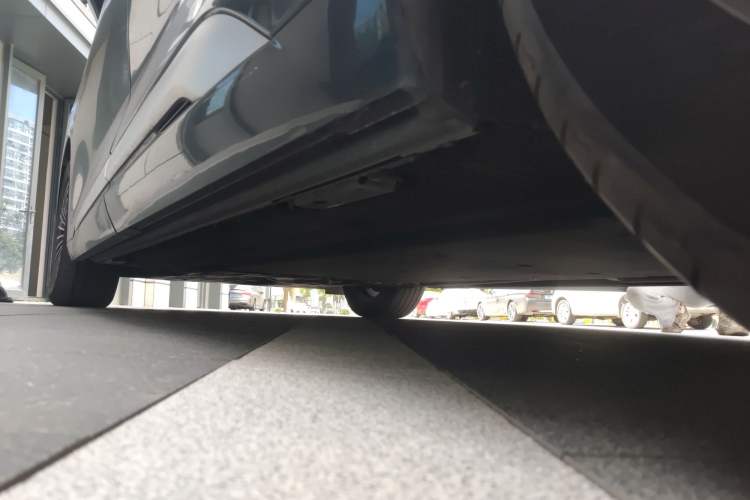 Used Denza D9 2024 DM-i 1050 Luxury Model Chassis Rear Left