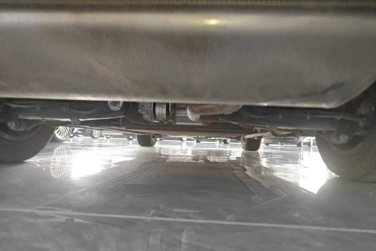 Used Denza D9 2024 DM-i 980 Four-Wheel Drive Prestige Model Chassis Rear
