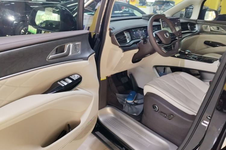 Used Denza D9 2024 DM-i 1050 Luxury Model Driver Seat