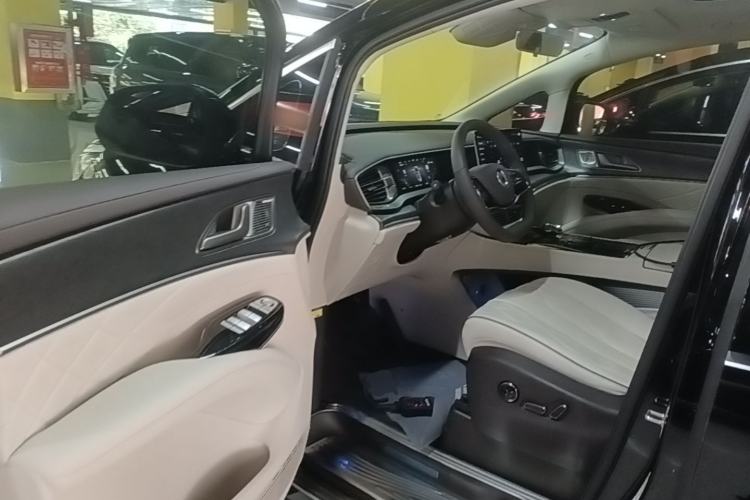 Used Denza D9 2024 EV 620 Premium Model Driver Seat