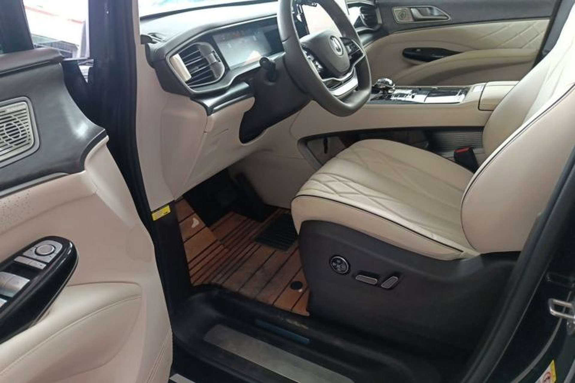 Used Denza D9 2024 DM-i 970 Luxury Model Driver Seat