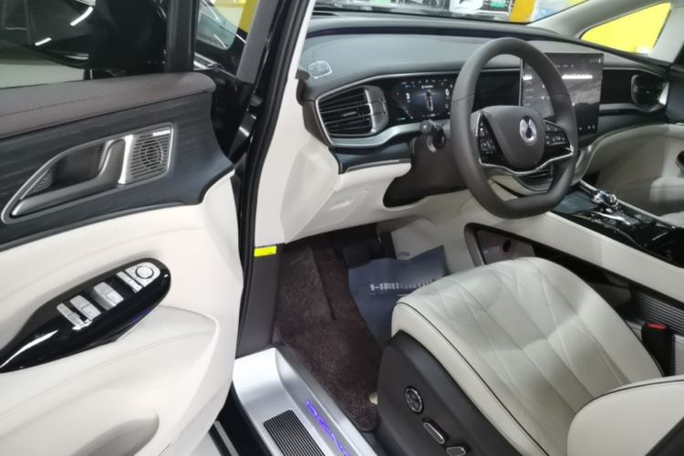 Used Denza D9 2024 DM-i 980 Four-Wheel Drive Prestige Model Driver Seat
