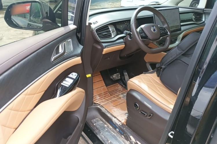 Used Denza D9 2024 DM-i 1050 Luxury Model Driver Seat