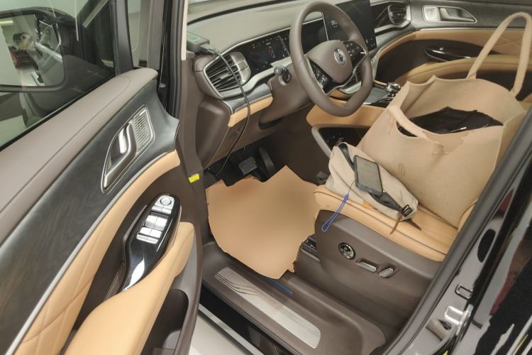 Used Denza D9 2024 DM-i 1050 Luxury Model Driver Seat
