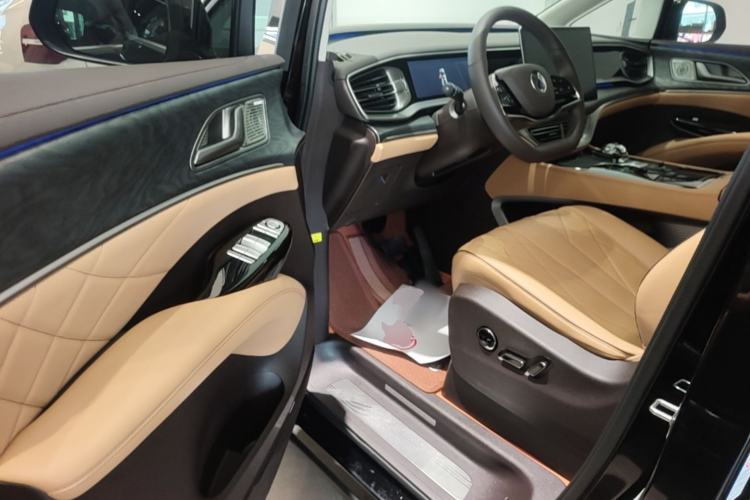 Used Denza D9 2024 DM-i 980 Four-Wheel Drive Prestige Model Driver Seat