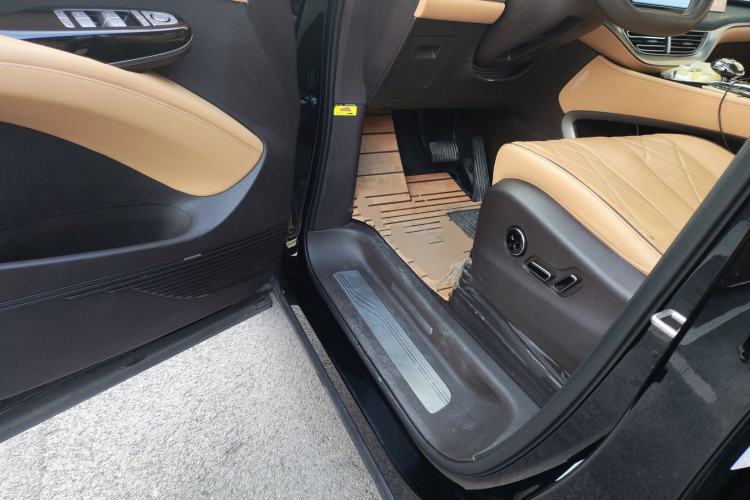 Used Denza D9 2024 DM-i 980 Four-Wheel Drive Prestige Model Driver Seat
