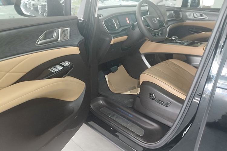 Used Denza D9 2024 DM-i 1050 Luxury Model Driver Seat