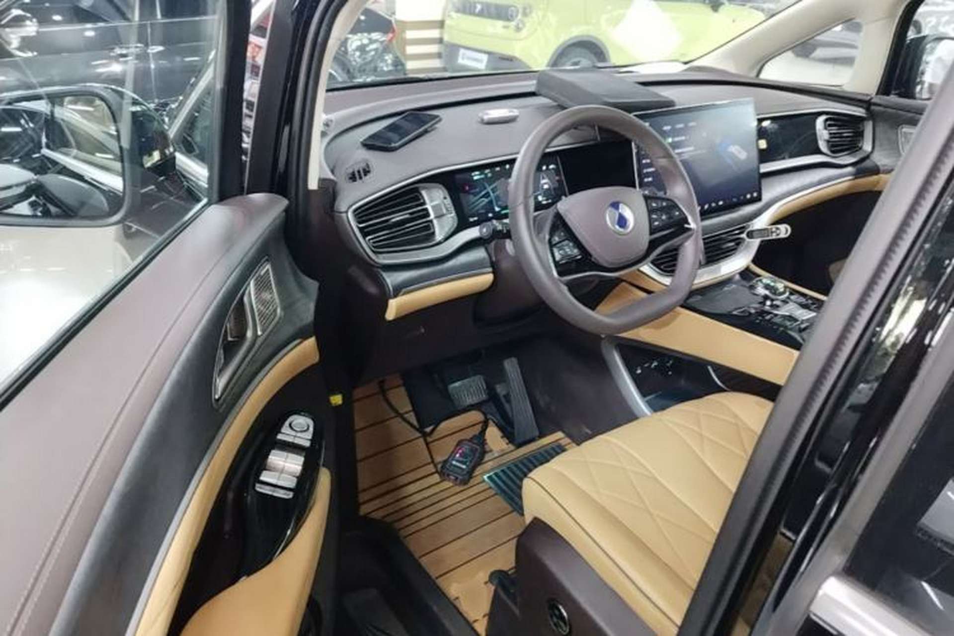 Used Denza D9 2024 DM-i 1050 Luxury Model Driver Seat