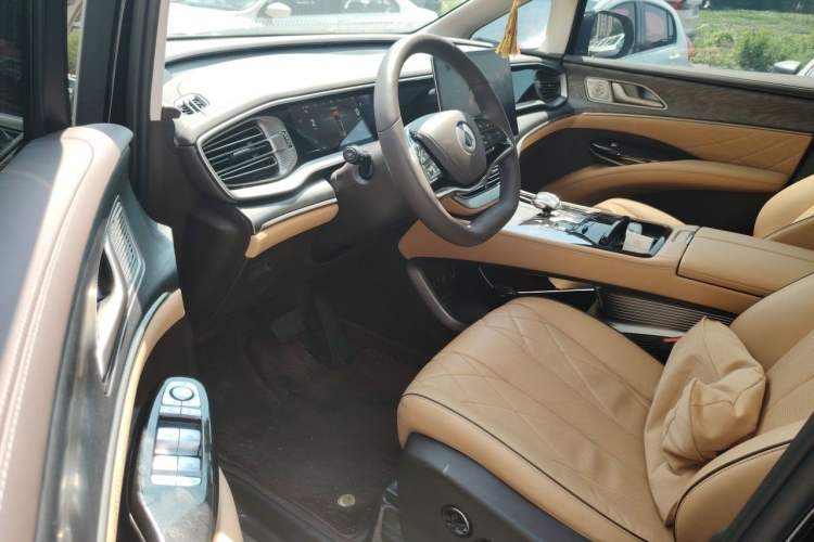 Used Denza D9 2024 DM-i 1050 Luxury Model Driver Seat