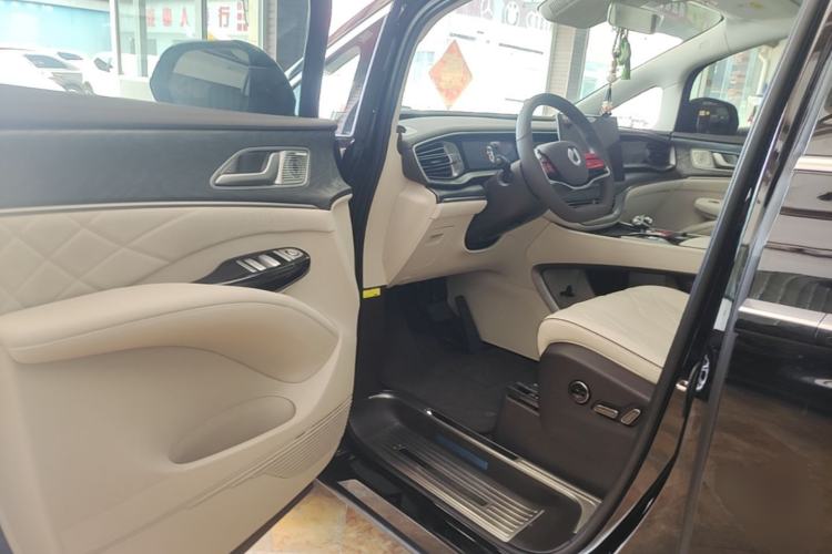 Used Denza D9 2024 DM-i 1050 Luxury Model Driver Seat