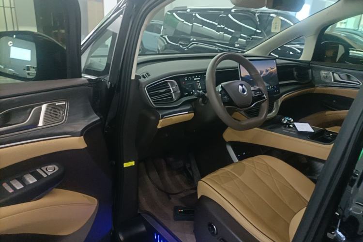 Used Denza D9 2024 DM-i 1050 Luxury Model Driver Seat