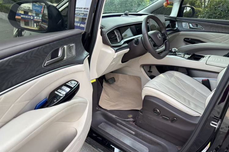 Used Denza D9 2024 DM-i 1050 Luxury Model Driver Seat