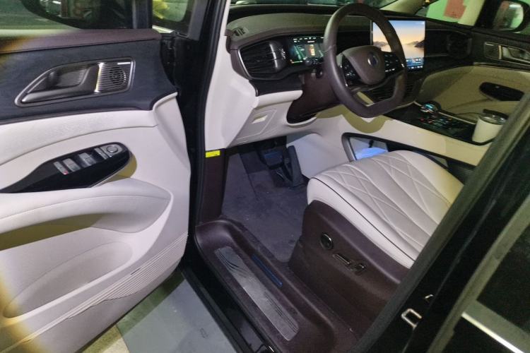 Used Denza D9 2024 DM-i 1050 Luxury Model Driver Seat