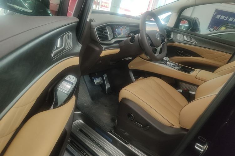 Used Denza D9 2024 DM-i 1050 Luxury Model Driver Seat