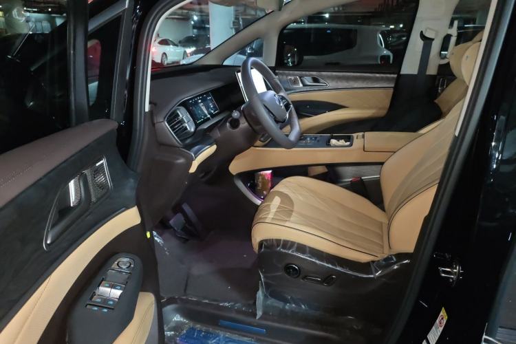 Used Denza D9 2024 DM-i 1050 Luxury Model Driver Seat