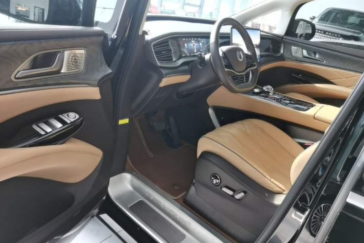 Used Denza D9 2024 DM-i 980 Four-Wheel Drive Prestige Model Driver Seat
