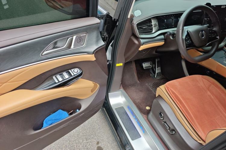 Used Denza D9 2024 DM-i 1050 Luxury Model Driver Seat