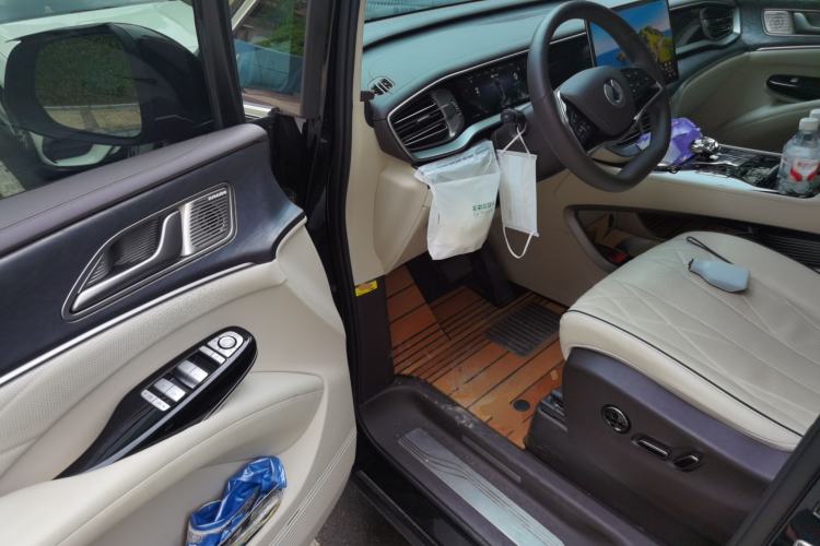 Used Denza D9 2024 DM-i 1050 Luxury Model Driver Seat