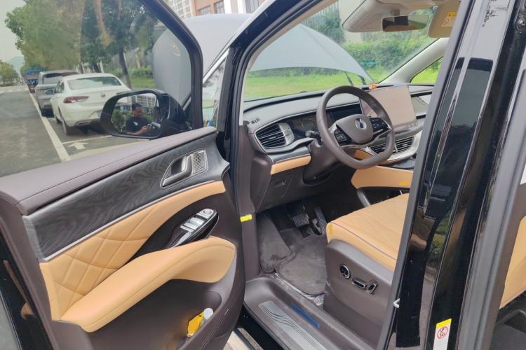 Used Denza D9 2024 DM-i 1050 Luxury Model Driver Seat