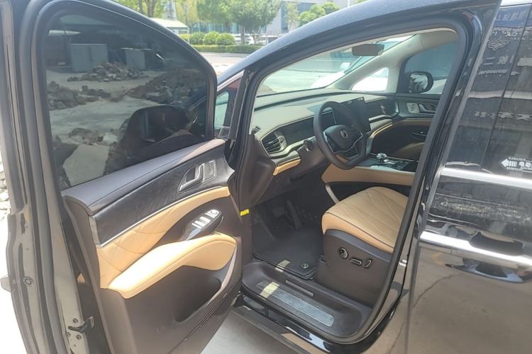 Used Denza D9 2024 DM-i 1050 Luxury Model Driver Seat