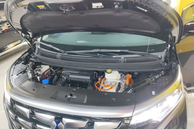 Used Denza D9 2024 DM-i 1050 Luxury Model Engine Bay