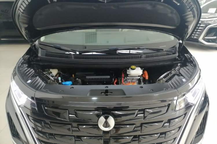 Used Denza D9 2024 DM-i 980 Four-Wheel Drive Prestige Model Engine Bay