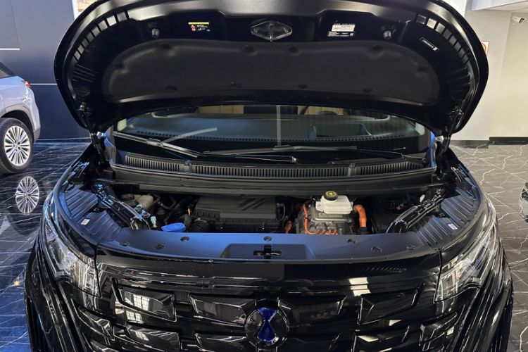 Used Denza D9 2024 DM-i 980 Four-Wheel Drive Prestige Model Engine Bay