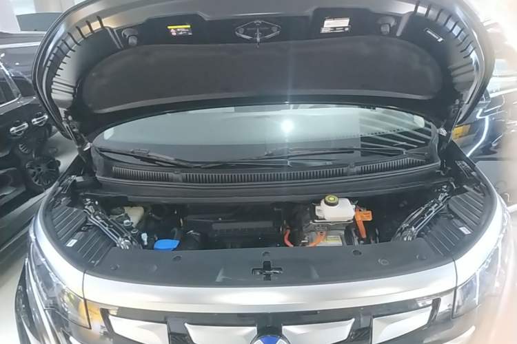 Used Denza D9 2024 DM-i 970 Luxury Model Engine Bay