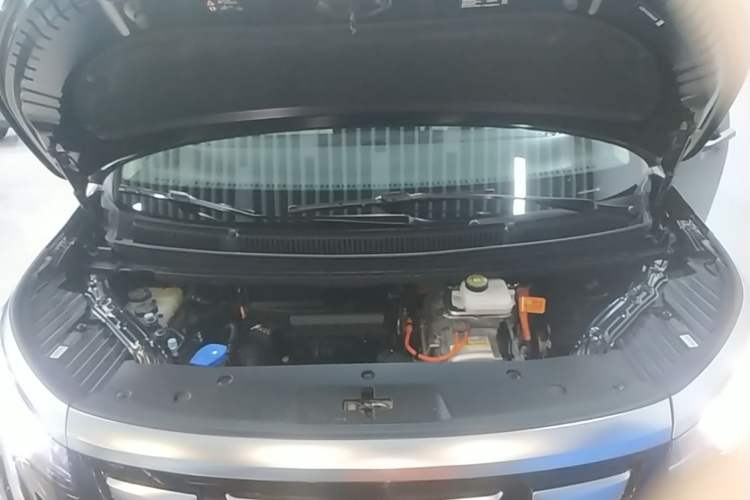 Used Denza D9 2024 DM-i 970 Luxury Model Engine Bay