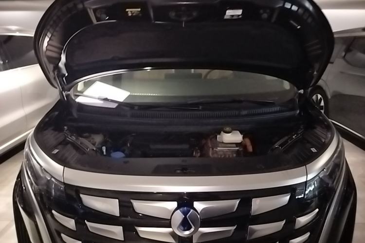 Used Denza D9 2024 DM-i 1050 Luxury Model Engine Bay