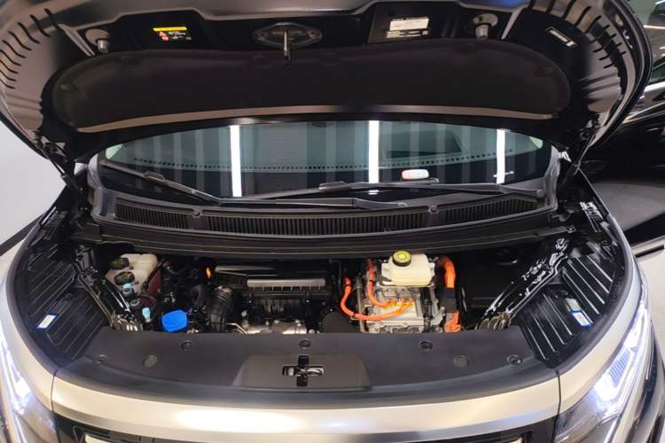 Used Denza D9 2024 DM-i 980 Four-Wheel Drive Prestige Model Engine Bay