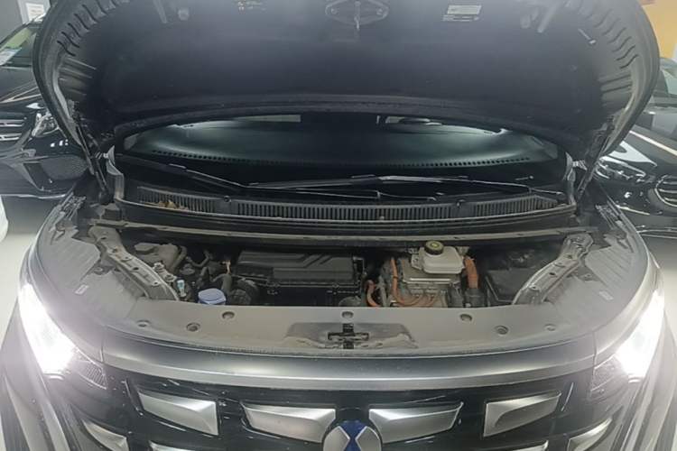 Used Denza D9 2024 DM-i 1050 Luxury Model Engine Bay