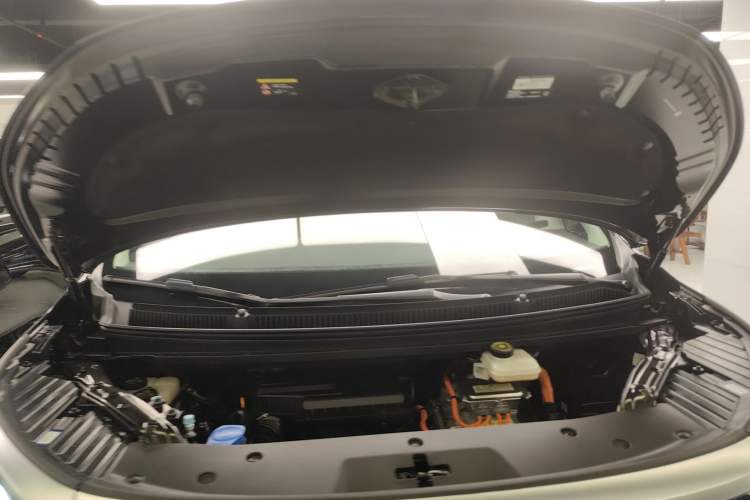 Used Denza D9 2024 DM-i 1050 Luxury Model Engine Bay