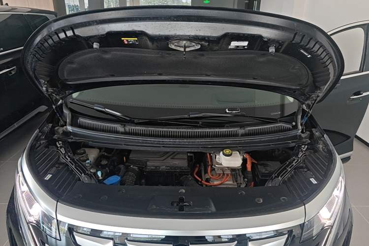 Used Denza D9 2024 DM-i 980 Four-Wheel Drive Flagship Model Engine Bay